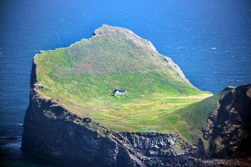 ngôi nhà duy nhất trên đảo