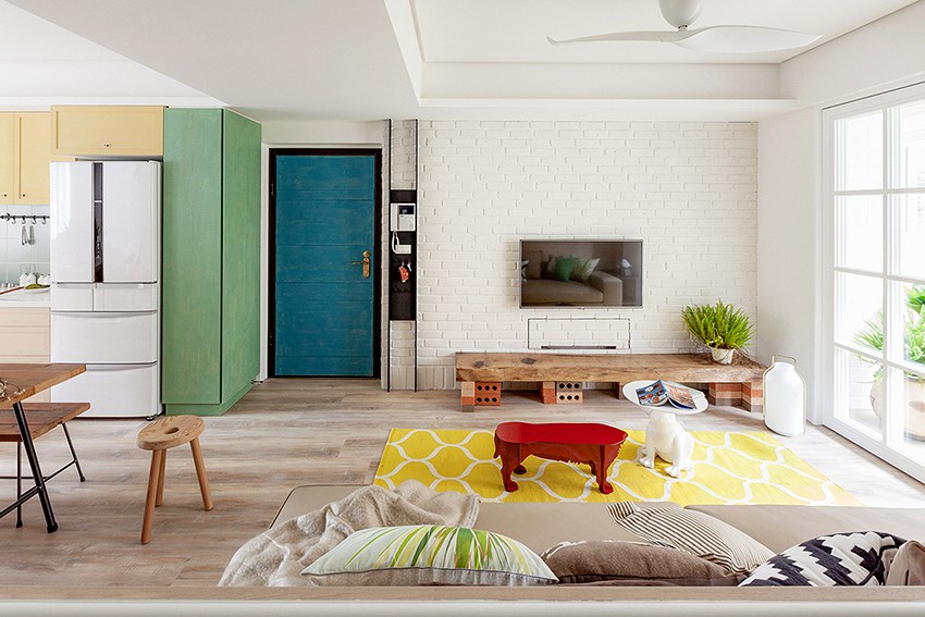 Phòng khách căn hộ phong cách hiện đại được bài trí với bảng màu tự nhiên