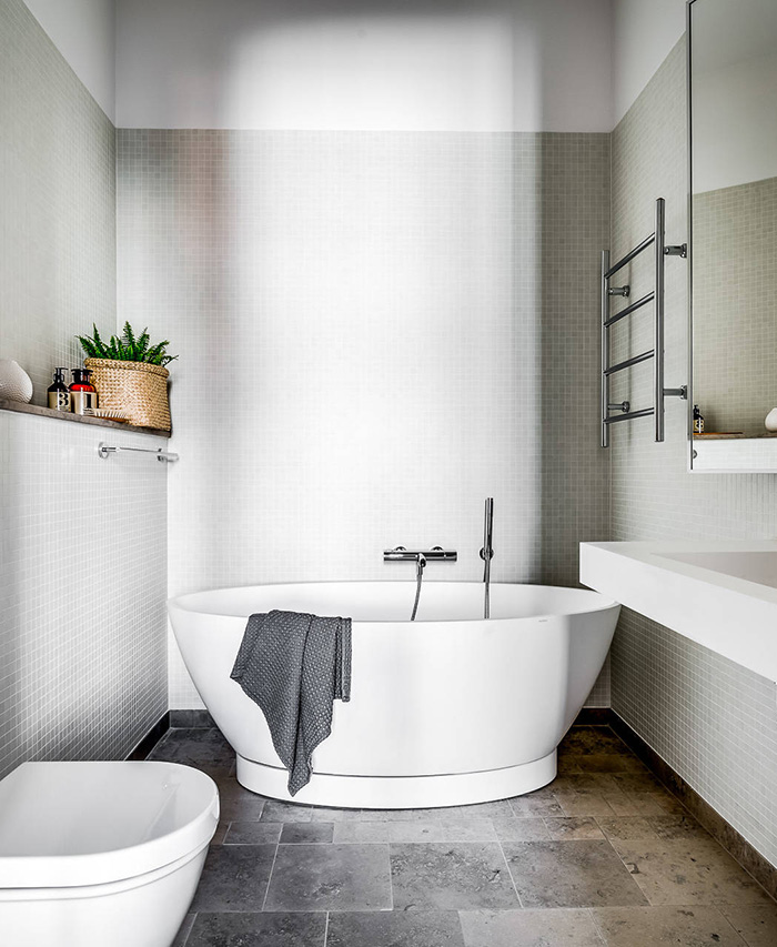 Phòng tắm nhỏ sạch sẽ với đầy đủ tiện nghi hiện đại.