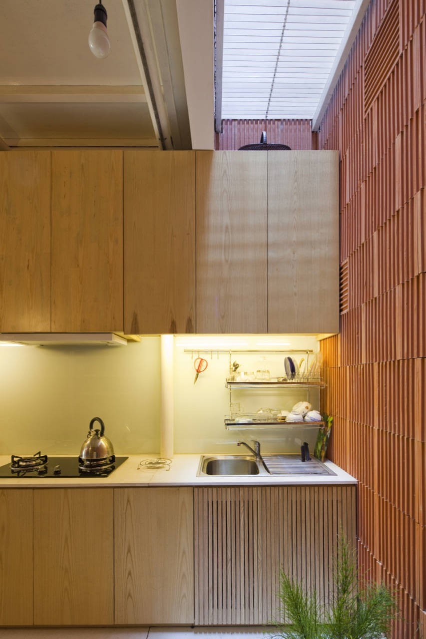 Bếp nấu nhỏ gọn với tủ bếp bằng gỗ hoàn toàn.