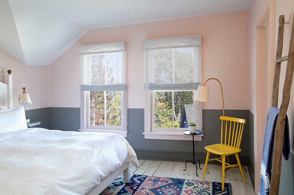 Phòng ngủ nhỏ có khung cửa sổ đón sáng tự nhiên