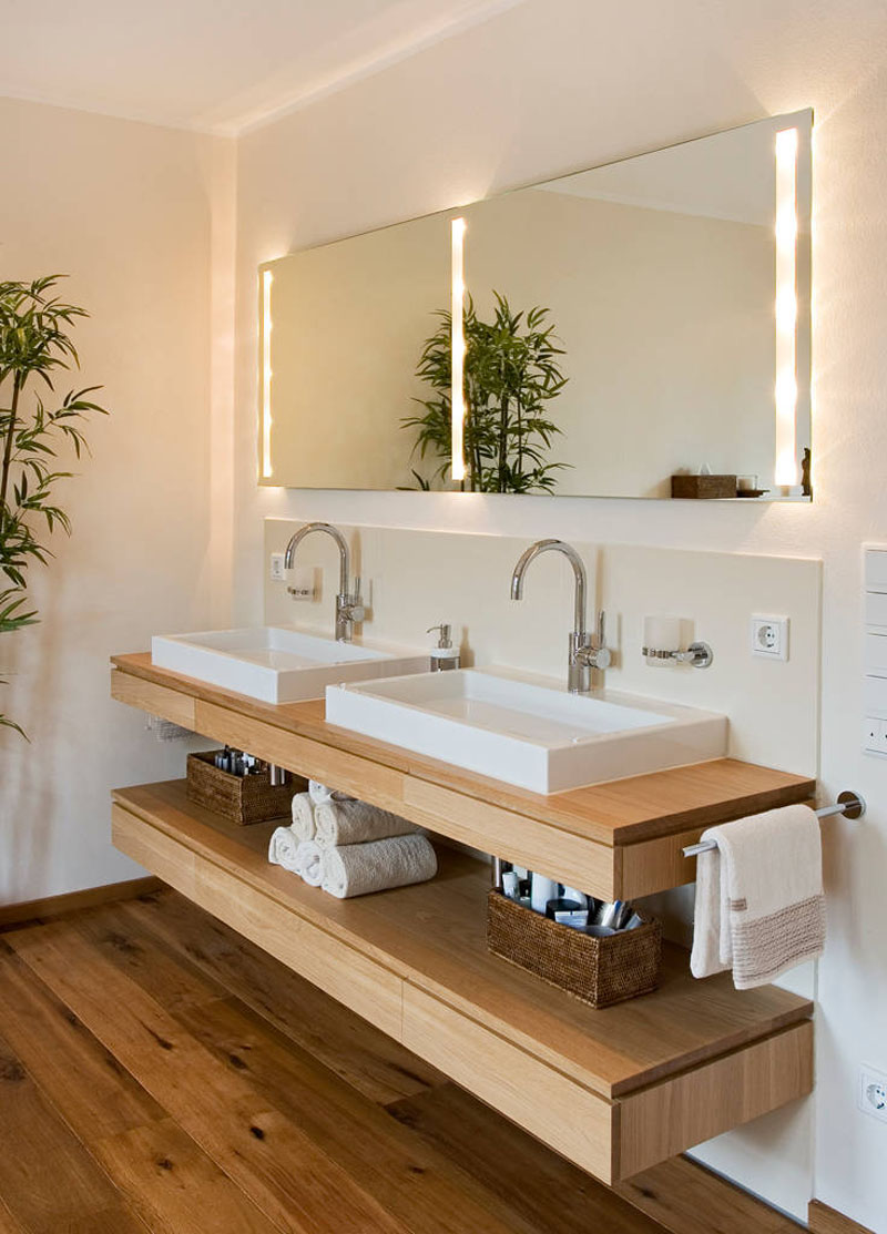 Phòng tắm gọn đẹp hơn nhờ thiết kế kệ mở dưới bồn rửa tay