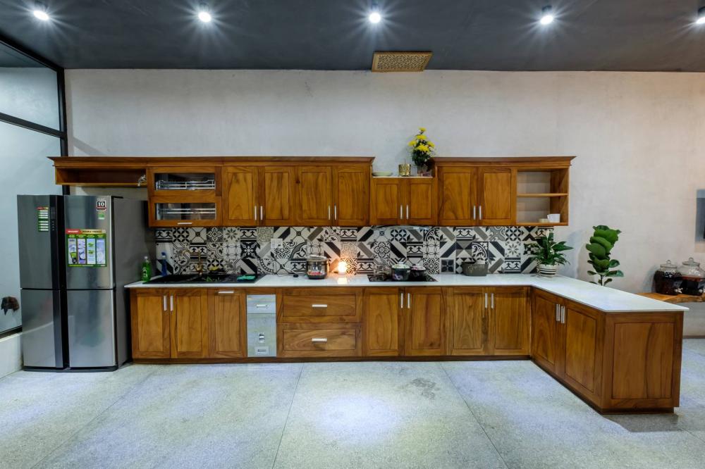 Tủ bếp bằng gỗ màu sáng 