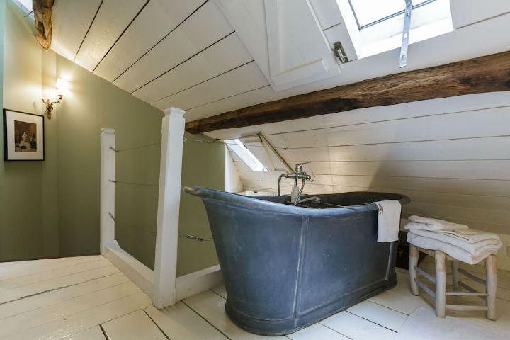 Bồn tắm cổ điển được bảo quản nguyên vẹn.