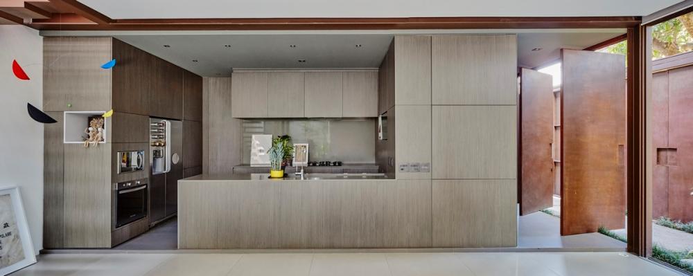Phòng bếp có thiết kế đơn giản với hệ tủ kệ màu trung tính sạch sẽ, sang trọng. phòng bếp đơn giản