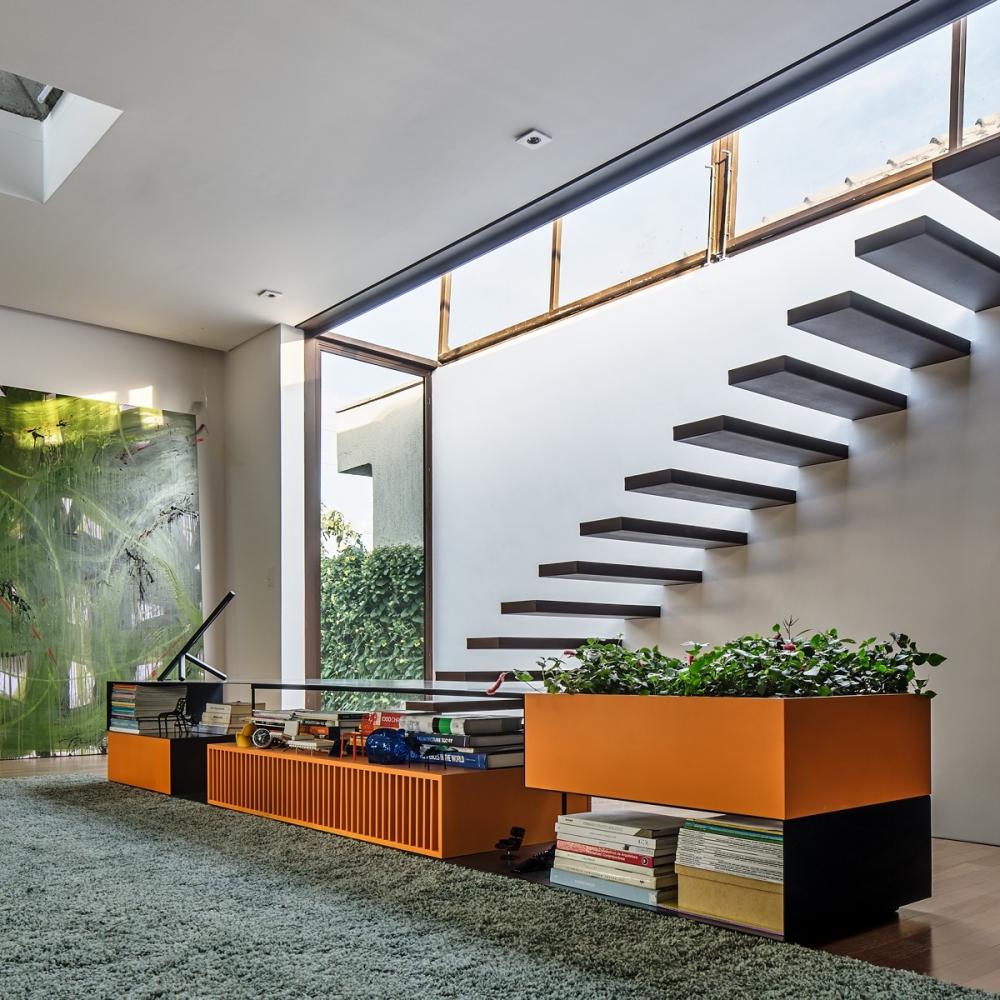 Hệ kệ trang trí trong nhà 2 tầng được sử dụng để lưu trữ sách báo và trồng cây xanh. kệ trang trí trong nhà 2 tầng