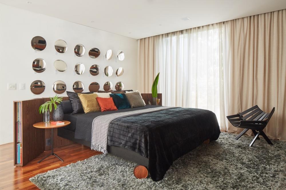 Đầu giường ngủ trang trí ấn tượng bằng những chiếc gương lồi hình tròn. trang trí đầu giường ngủ