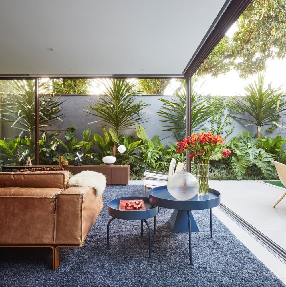 Thảm trải sàn màu xanh xám hài hòa với tông màu nâu của sofa mang đến vẻ đẹp sang trọng cho không gian tiếp khách. thảm trải sàn đẹp