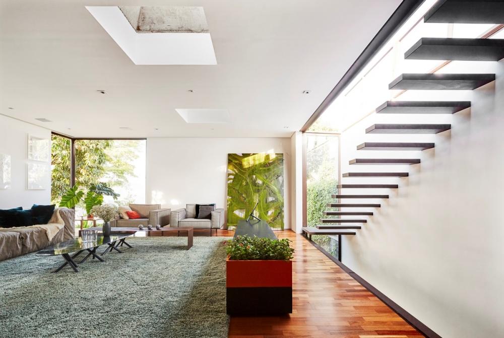 Phòng khách trên tầng 2 được trang bị đầy đủ tiện nghi hiện đại với ghế sofa, bàn cafe bằng gỗ và đá cẩm thạch, ghế tựa... Căn phòng hướng tầm nhìn ra khu vườn nhỏ. phòng khách trên tầng 2