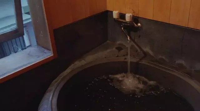Bồn tắm nước nóng ở trong nhà