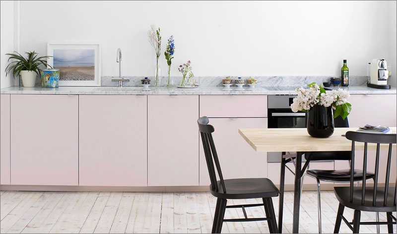 Phòng bếp tông màu hồng pastel tạo cảm giác gần gũi