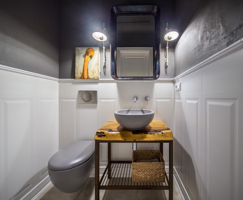 Phòng tắm dành cho khách được bài trí theo phong cách cổ điển 