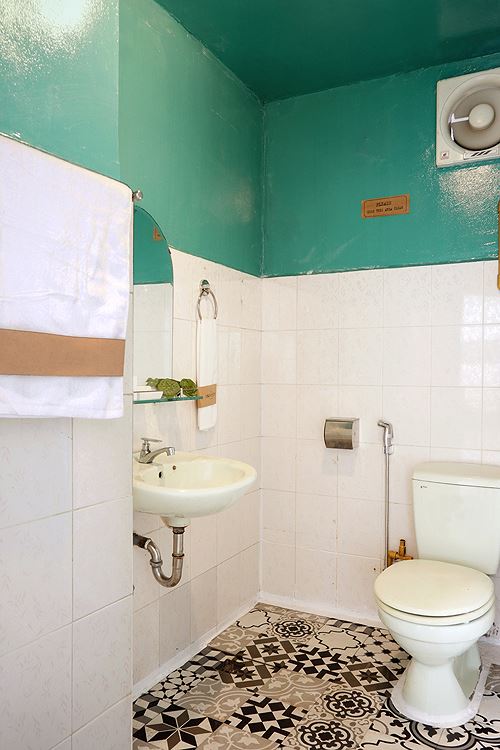 Trong ngôi nhà 25m2, phòng tắm được lát gạch bông cổ điển.