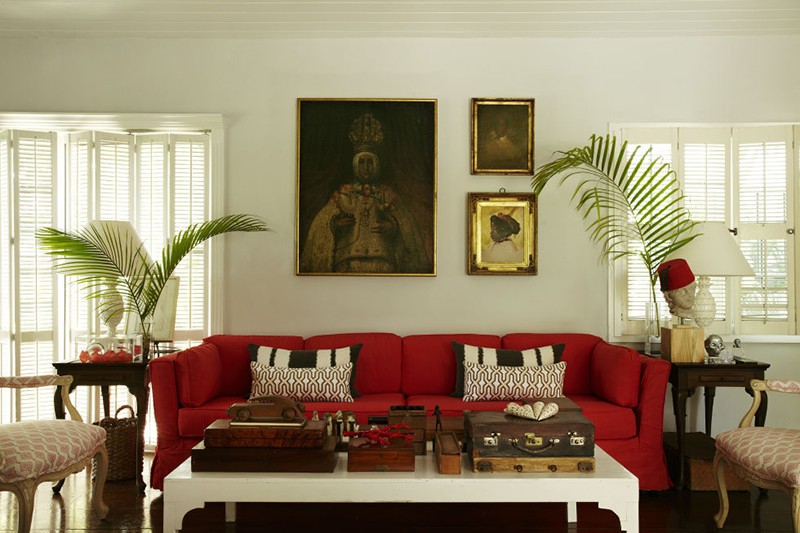 Ghế sofa màu đỏ có tác dụng nhất định trong việc gia tăng chiều sâu cho căn phòng.