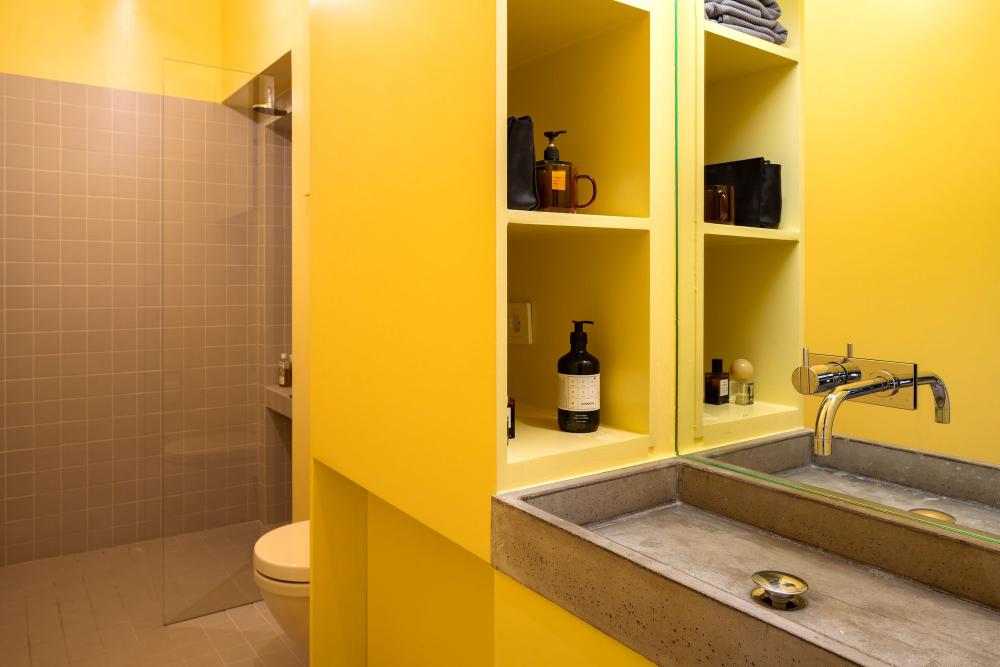 phòng tắm màu vàng mù tạt