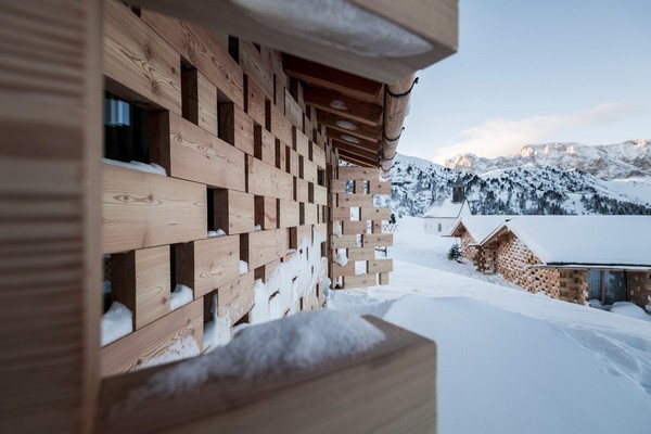nhà gỗ trên núi tuyết