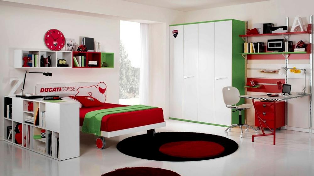 tông màu đỏ tạo điểm nhấn cho phòng ngủ của trẻ