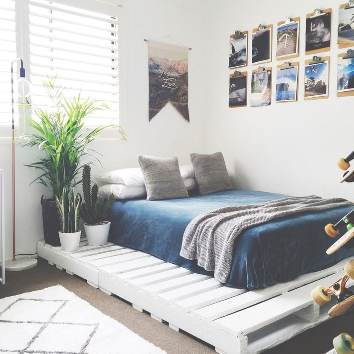 giường pallet màu trắng trong phòng ngủ đơn giản