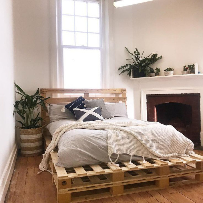 giường ngủ mộc mạc bằng gỗ