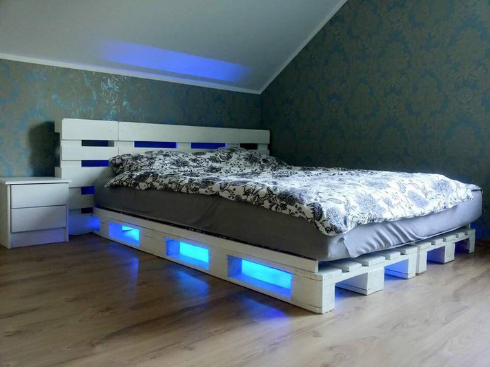 giường pallet gắn đèn LED trang trí ấn tượng