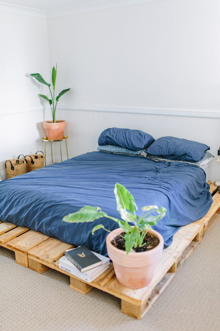 mẫu giường pallet đơn giản màu sáng