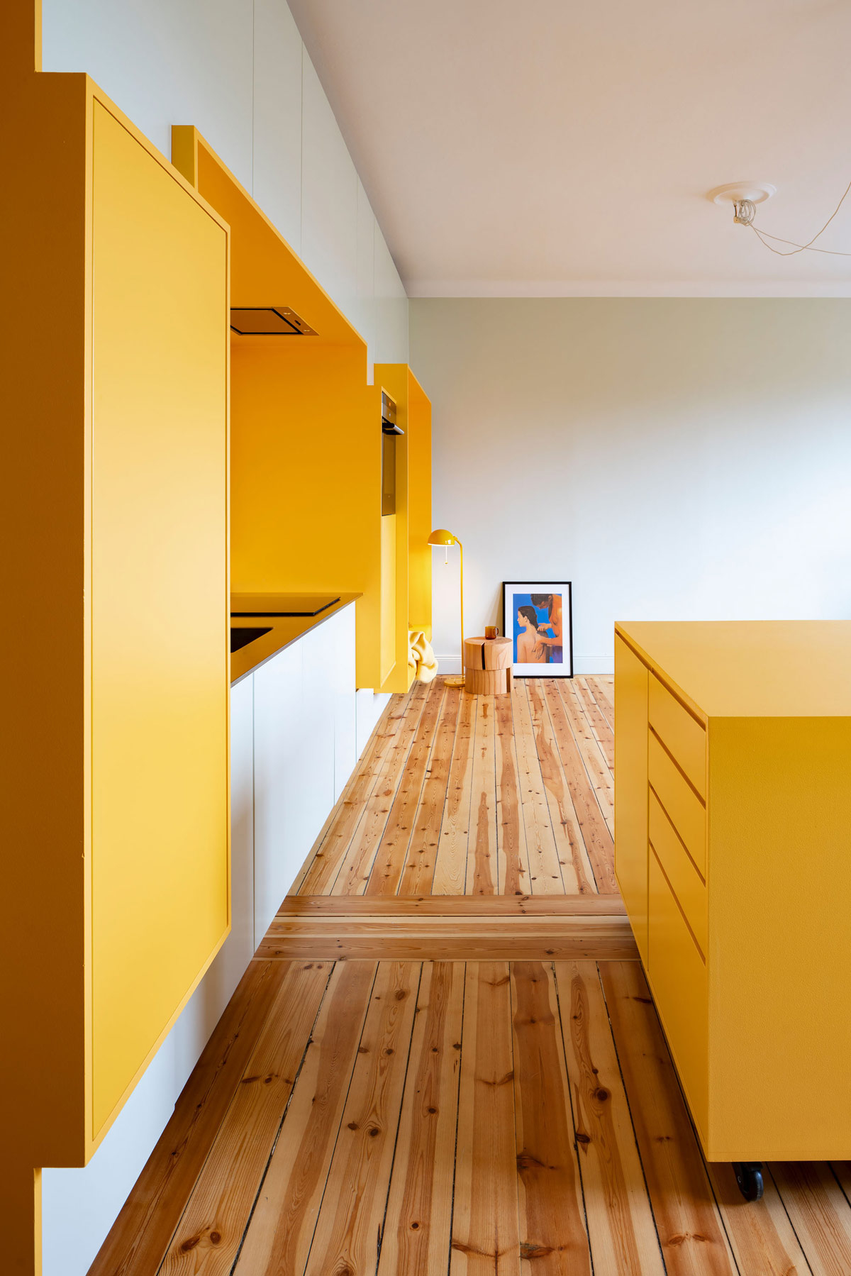 Sàn căn hộ màu vàng được lát bằng gỗ thông 