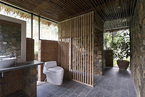 phòng vệ sinh trong nhà gỗ
