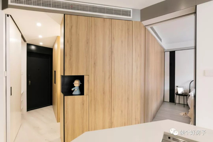 tủ gỗ kết nối các không gian chức năng trong căn hộ nhỏ