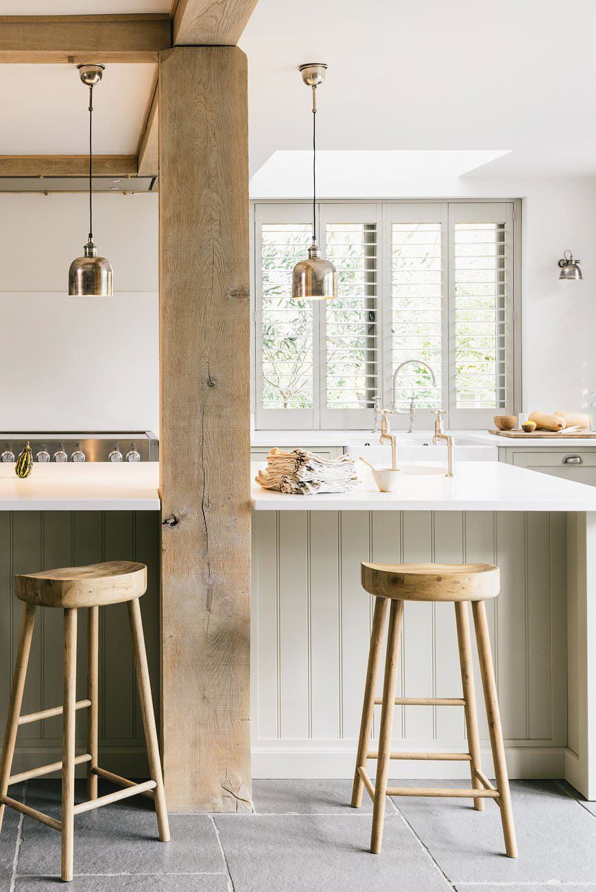phòng bếp có dầm gỗ tự nhiên
