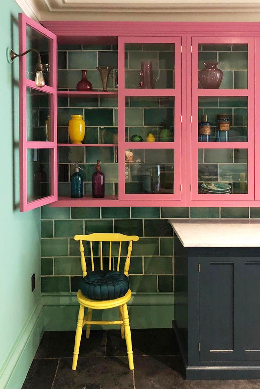 trang trí phòng bếp với màu hồng
