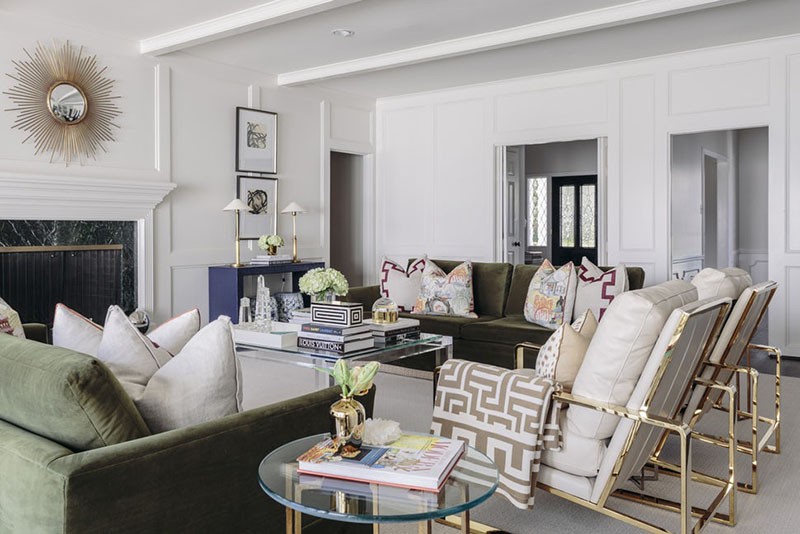 Hình ảnh không gian phòng khách sử dụng tông màu trắng chủ đạo, sofa bọc nhung, gương hình mặt trời
