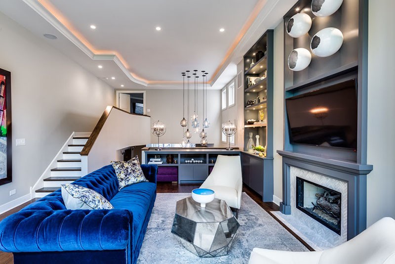 Hình ảnh không gian phòng khách ấn tượng với ghế sofa bọc nhung màu xanh da trời,đèn LED trang trí trên trần nhà