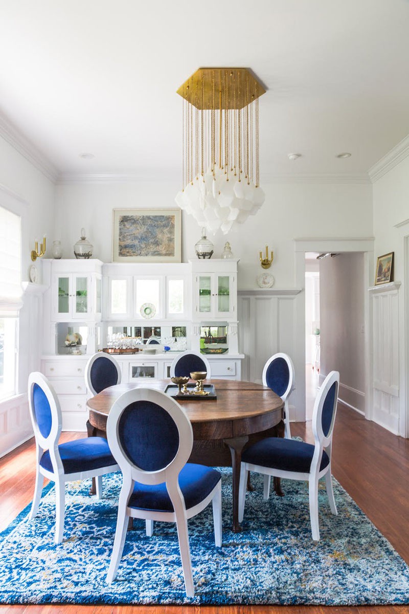 Hình ảnh phòng ăn đẹp hút mắt khi sử dụng ghế bọc nhung màu xanh navy, đặt trên thảm trải sàn