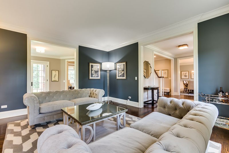 Hình ảnh bộ ghế sofa nhung phong cách cổ điển đặt trong không gian phòng khách rộng thoáng