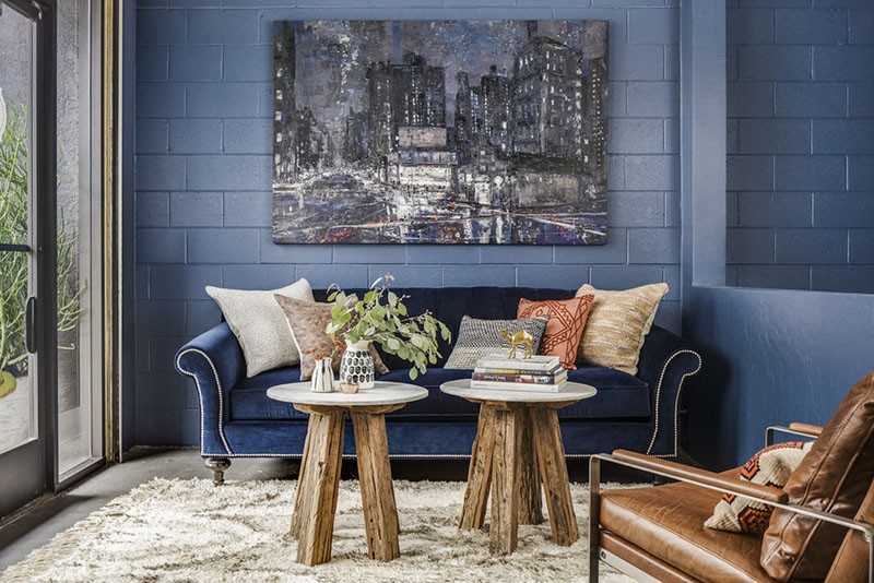 phòng khách mùa đông nổi bật với ghế sofa bọc nhung êm ái, tranh nghệ thuật treo tường