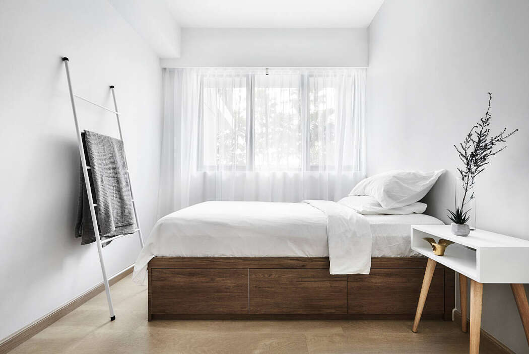 Hình ảnh phòng ngủ màu trắng chuẩn phong cách Bắc Âu với ga gối, rèm cửa, tường nhà đều màu trắng