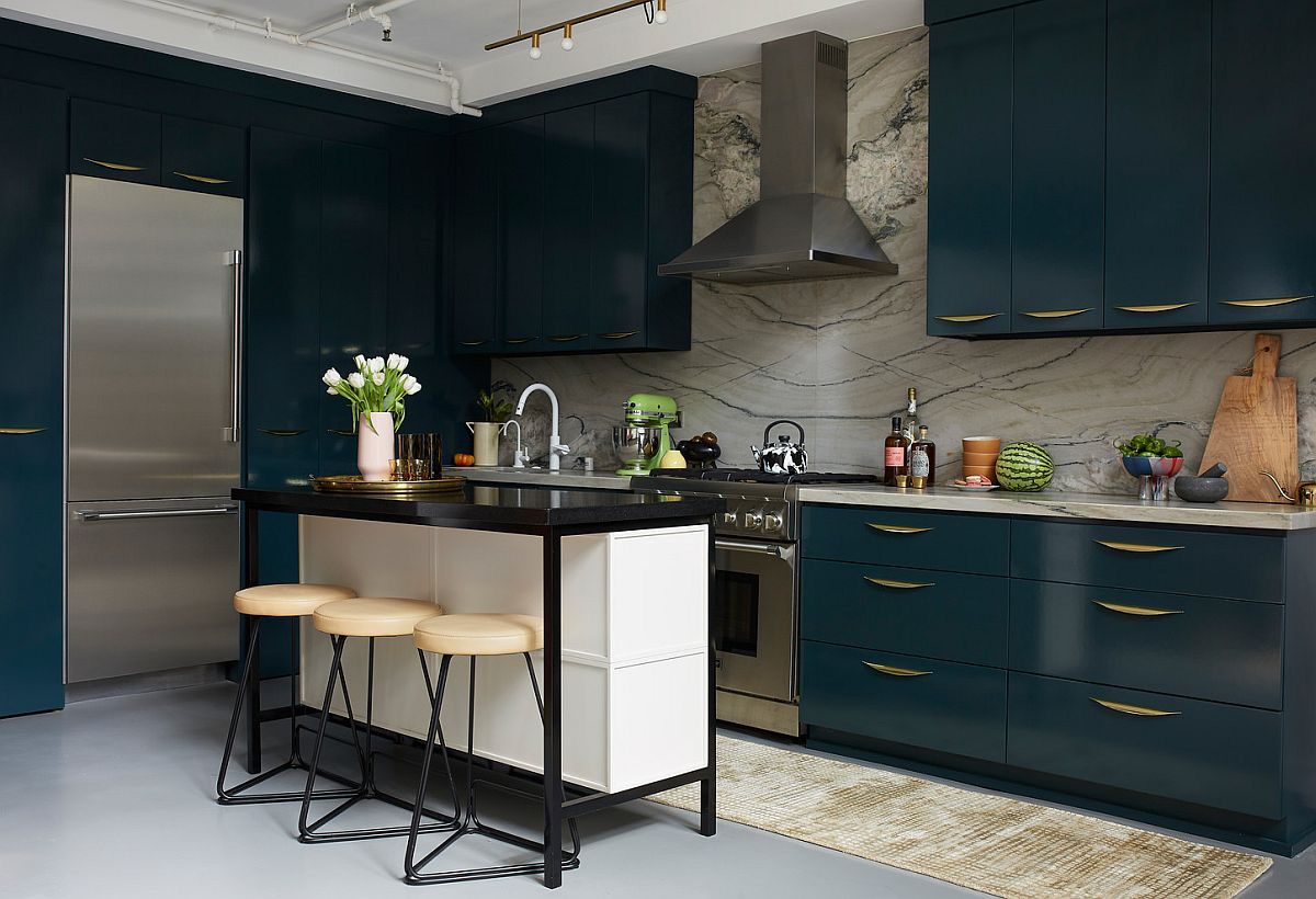 Hình ảnh phòng bếp hiện đại có bàn ăn sáng kiêm quầy bar, tủ bếp cao rộng màu xanh dương đậm