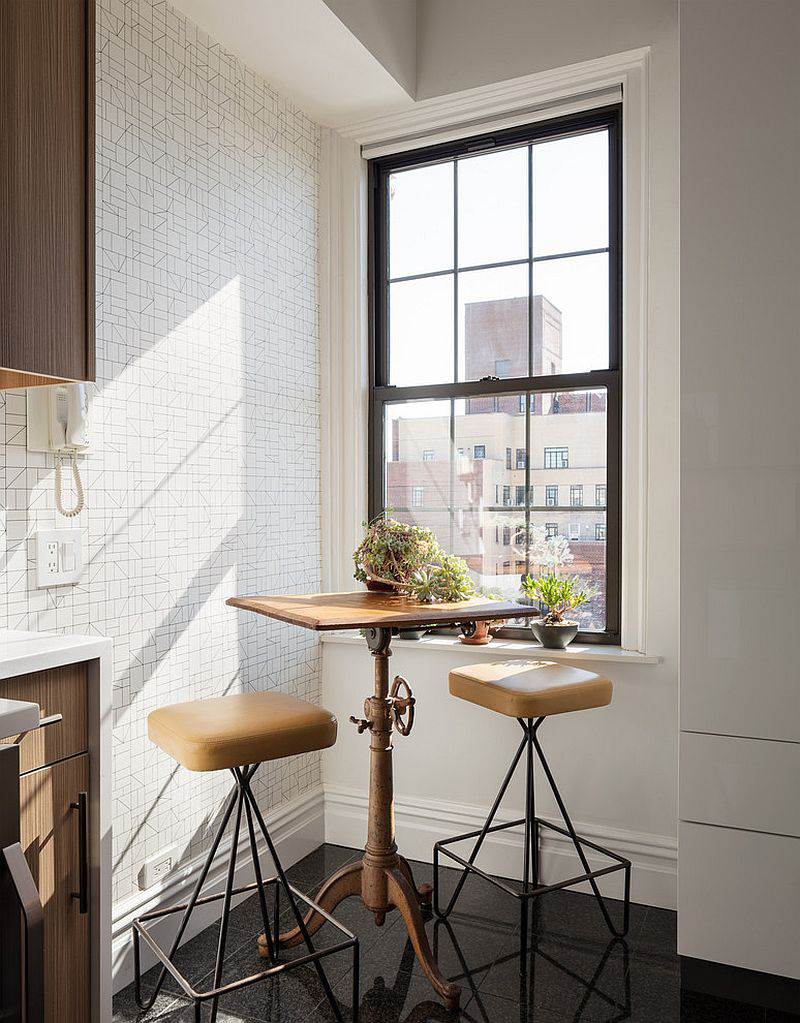 Hình ảnh góc ăn sáng trong phòng bếp nhỏ với bàn ghế kiểu dáng thanh thoát, nhỏ gọn