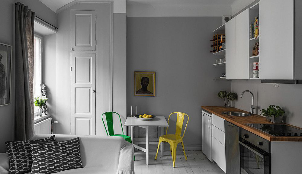 Hình ảnh phòng bếp hiện đại, ghế ăn màu xanh lá, vàng chanh, cửa kính mở ra ngoài