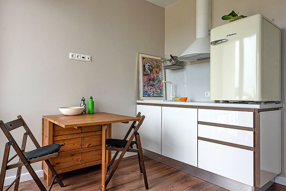 Hình ảnh phòng bếp phong cách Bắc Âu sử dụng tủ gỗ lưu trữ, bàn ăn sáng gắn tường
