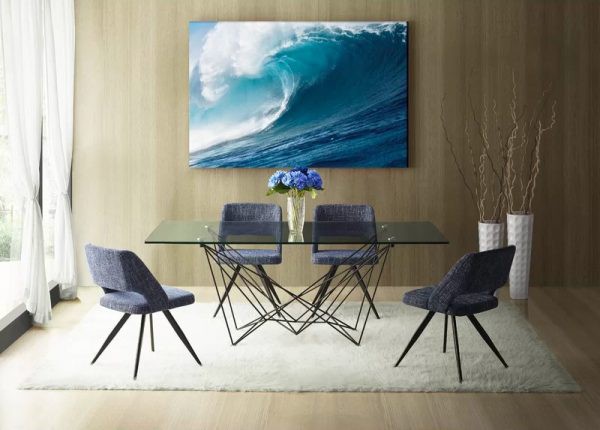 Hình ảnh bộ bàn ăn phong cách độc đáo, sang trọng tông màu xanh than, tranh treo tường sóng biển