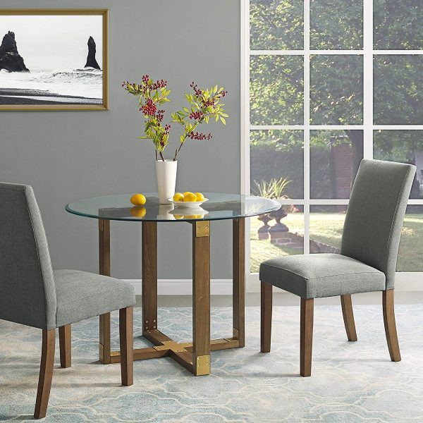 Hình ảnh mẫu bàn ăn với phần chân làm bằng gỗ sồi tự nhiên, ghế bọc nệm ghi xám, lọ hoa trang trí 