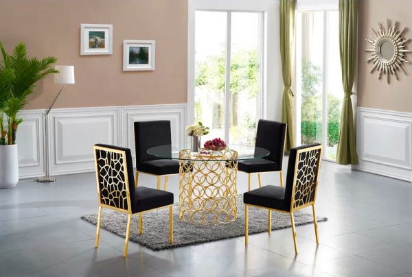 Hình ảnh bàn ghế ăn phong cách hoàng gia với nệm lót màu đen, chân kim loại mạ vàng 