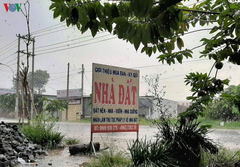 Hình ảnh biển quảng cáo chào bán nhà đất trên các trục đường chính liên xã thuộc huyện Củ Chi.