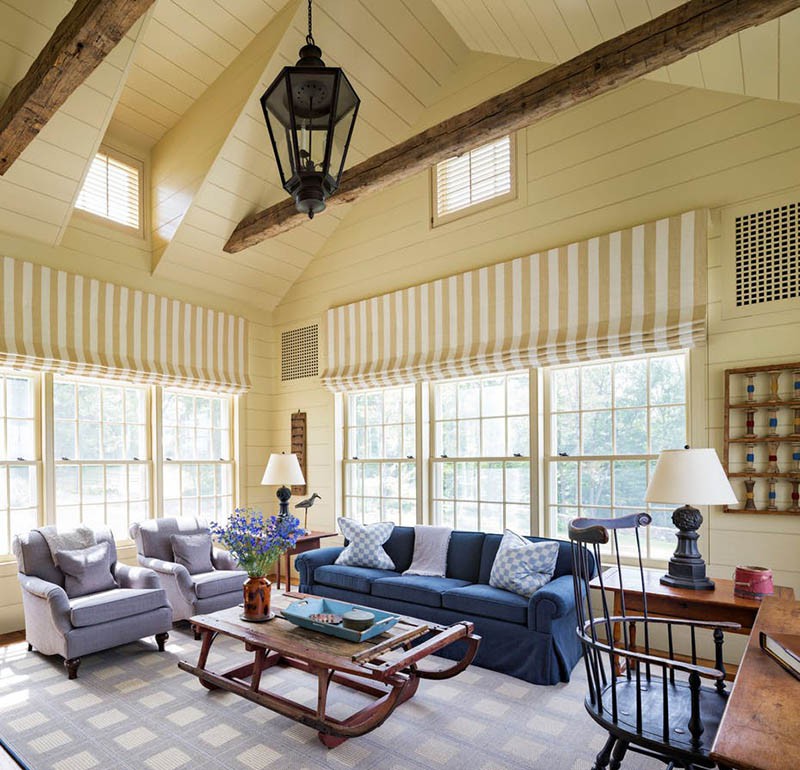 Hình ảnh phòng khách rộng rãi, trần nhà cao, sử dụng ghế sofa màu xanh dương, tím oải hương