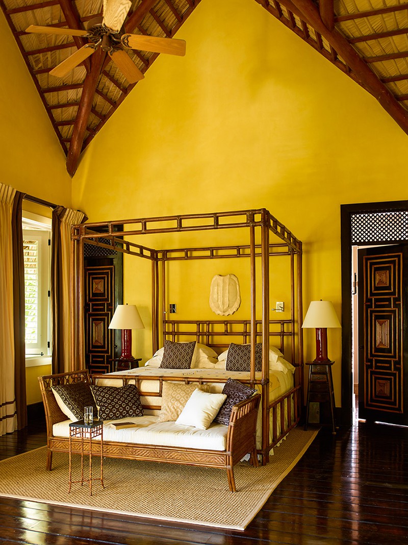 Hình ảnh phòng ngủ phong cách Á Đông với tông màu vàng chủ đạo, tràn cao, quạt trần cổ điển