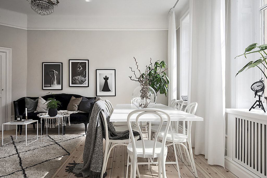Hình ảnh thảm trải sàn màu xám chủ đạo giúp phân tách tương đối giữa phòng khách và không gian bàn ăn trong căn hộ hiện đại.
