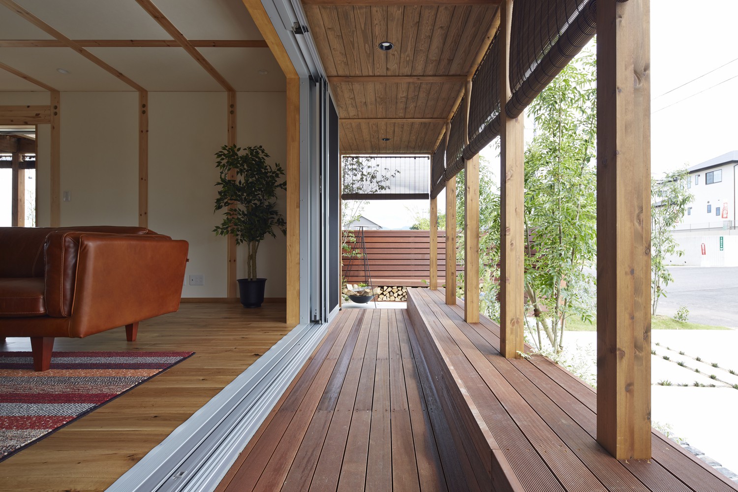 Hình ảnh hiên gỗ thoáng rộng, tạo lớp cách nhiệt hiệu quả, giúp không gian nhà luôn thoáng mát, không bị nắng chiếu trực tiếp.