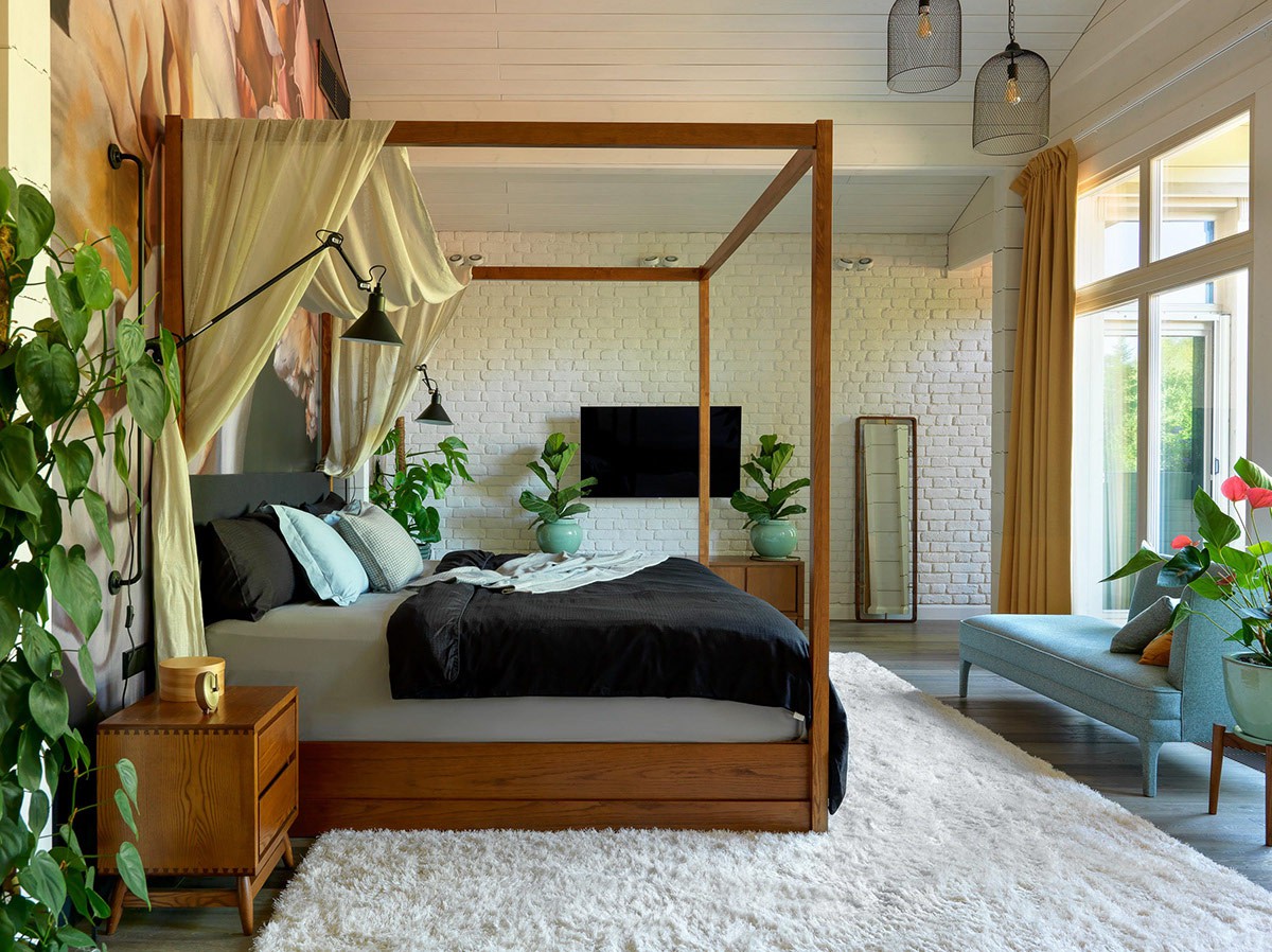 Hình ảnh phòng ngủ sử dụng màu vàng, nâu gỗ chủ đạo, xung quanh là nhiều chậu cây trang trí