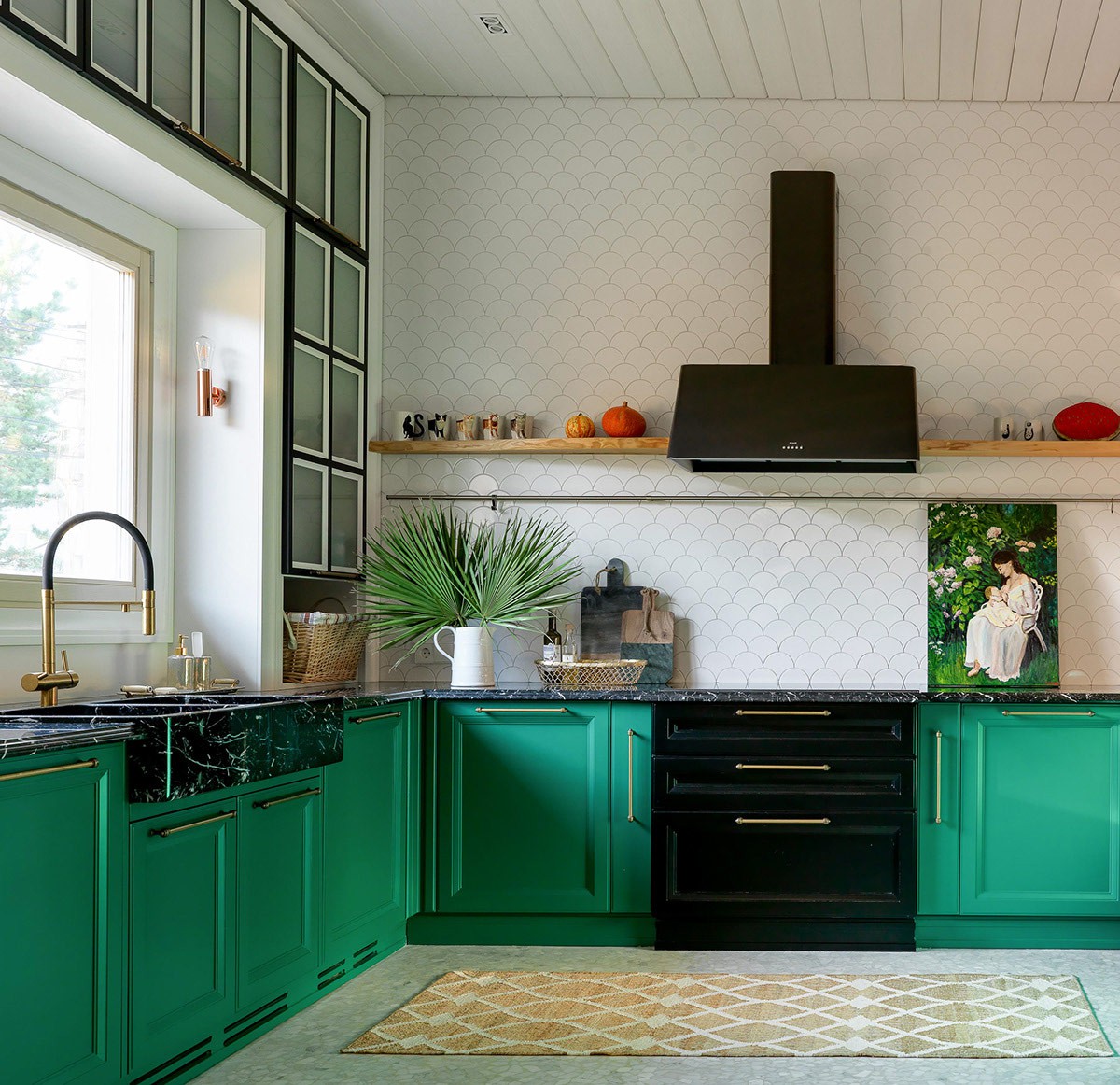 Hình ảnh một góc phòng bếp với tủ màu xanh ngọc, tường màu trắng hài hòa